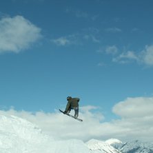 Vi byggde en step-up i CederBowl en dag med grymtv. Foto: Carl Bromarker. &Aring;kare: Filip Eriksson.