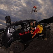 Jay Hoots hoppar &ouml;ver en bil med reklamloggor p&aring;. Foto: Mattias Fredriksson. &Aring;kare: Jay Hoots &amp;amp; Steve Romaniuk &amp;amp; R&ouml;da Tjuren-DJ:n.