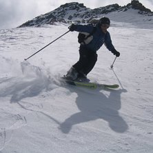 Magnus st&auml;nker vindpackad sn&ouml; en glidareftermidd. Foto: Martin Bengtsson. &Aring;kare: Magnus Bardh.