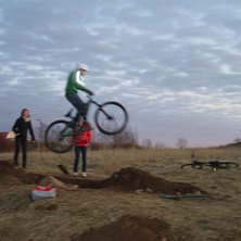 P&aring; ett litet hopp med 2m gap :) . Foto: Eric M&aring;rtensson. &Aring;kare: Simon Arvidsson.