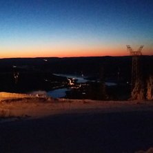 Bl&aring; himmel og flotte l&oslash;yper!
Det ser ut til en k.