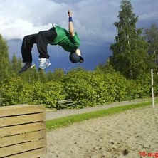Jag drar en bf fr&aring;n en soptunna. Foto: Jerran. &Aring;kare: Albin &ouml;ster (jag).