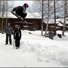 Hoppade &ouml;ver v&auml;gen i bon&auml;s. Foto: Sven Bogg. &Aring;kare: Johan Bogg.