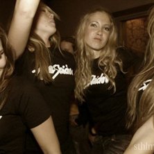 &Aring;ka skidor. &Aring;kare: Carina, Sara, Catarina, Johanna.