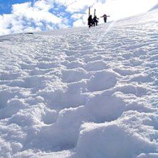 P&aring; v&auml;g uppf&ouml;r Norddalstoppen. Kondisen var inte. Foto: Camilla Waara. &Aring;kare: Erik Sandstr&ouml;m och Peter Nordin.
