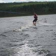 wakeboardsinvigning i mellasj&ouml;n med familjen. &Aring;kare: ciszi.