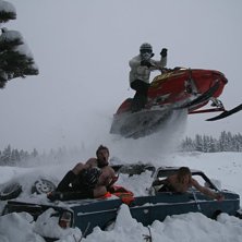 Vinnarbilden! erik hoppar &ouml;ver mig(hemming nilsso. Foto: erik hellstr&ouml;m. &Aring;kare: erik skott dahlgren.