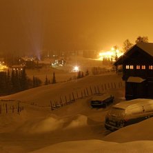 Nattlig utsikt fr&aring;n stugf&ouml;nstret. Foto: Andreas Gustavsson.