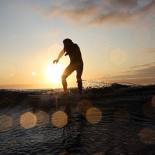 Midnattssurf i Ervika med Seamus Fox og Torkel Kar. Foto: Are Tallaksrud. &Aring;kare: Torkel Karoliussen.