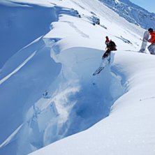 Avalanche-Andy brakar i genom en windlip och dras . Foto: Eric Westling. &Aring;kare: Andy Holm.