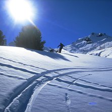 Johan p&aring; v&auml;g mot skogen i Meribel. Foto: Anders Nilsson. &Aring;kare: Johan Strandberg.