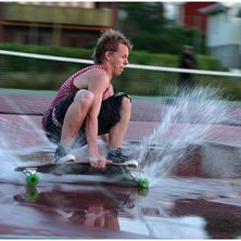 Vi hittade en stor p&ouml;l p&aring; tennisplan o t&auml;nkte a. Foto: Johannes Karlsson. &Aring;kare: Adam Hansson.