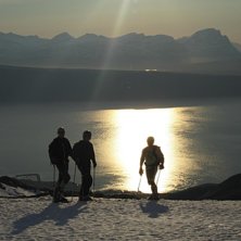 Tre kompiser p&aring; tur ned fra m&oslash;rkholla i Narvik 1. Foto: Kjertsi Lunde. &Aring;kare: Jan-Arne Pettersen, Fred Kjernli og P&aring;l-Eirik Pedersen.