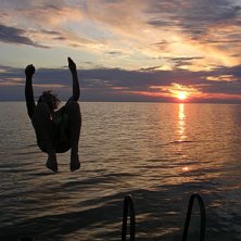 Ett svalkande dopp i solnedg&aring;ngen &auml;r v&auml;l aldrig. Foto: Jonatan Dahlqvist. &Aring;kare: Bj&ouml;rn Lindqvist.