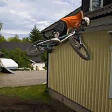 Fet flatspin. Fotat fr&aring;n en stege.. Foto: Simon Berggren. &Aring;kare: Alec Ekl&ouml;w.