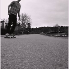 Jag &aring;ker longboard ner f&ouml;r en av Lerum goaste lo. Foto: Malin Ekef&auml;ll. &Aring;kare: Joakim Stenberg.