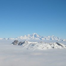 Mont Blanc h&ouml;jer sig &ouml;ver molnen. Foto: Claes Palm.