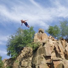 Jacob drar ett sk&ouml;nt dyk ner i stenbrottet. Foto: Kalle Kax Karlgren. &Aring;kare: Jacob Schenstr&ouml;m.