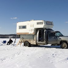 Ah, klart man m&aring;ste ha en stadig pick-up med camp. Foto: Craig Donovan. &Aring;kare: Jim Welsh och jag.