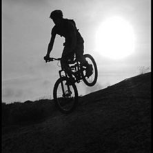 H&auml;rlig motljusbild, i flatljus. 
Nosemanual ner . Foto: Anton Holm. &Aring;kare: Eric Westling.