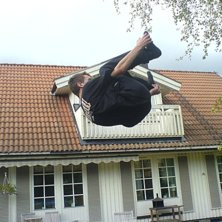 Jens visar vad han g&aring;r f&ouml;r. Foto: Sebastian Borg. &Aring;kare: Jens Lindstr&ouml;m.