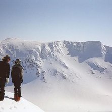 Martin o Bodil st&aring;r och tittar ut &ouml;ver &aring;km&ouml;jli. Foto: Bengt Luthman. &Aring;kare: Bodil o Martin.