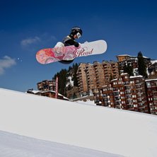 Victoria Bergqvist g&ouml;r en frontside air i Avoriaz. Foto: Anna Cederstr&ouml;m Nilsson. &Aring;kare: Victoria Bergqvist.