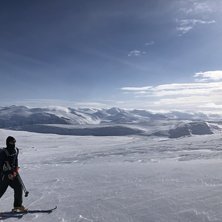 P&aring;v&auml;g upp f&ouml;r topp med otrolig utsikt &ouml;ver Nor.