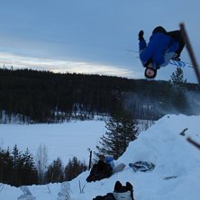 F&ouml;rs&ouml;ker l&auml;ra mig nya trixx i en LITEN hemma ba. Foto: Ollzon. &Aring;kare: Viktor Tornberg.