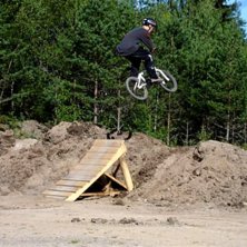 Hopp.. Foto: Erik Hellstr&ouml;m. &Aring;kare: Emil Westman.