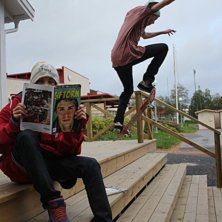 chill vid skolan. Foto: Lucas Jaktlund. &Aring;kare: Emil &Ouml;sterberg.