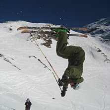 F&ouml;rsta backflippen. Ser lite ranglig ut men den s. Foto: Christoffer W&aring;hleman. &Aring;kare: Felix Engstr&ouml;m.