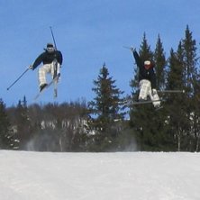 Nice, Perfekt v&auml;der glada kompisar som hoppar sam. Foto: Niklas Sandell. &Aring;kare: Malin Eriksson tv &amp;amp; Ida christensson th.