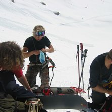 Sjukt varmt i solen p&aring; v&auml;g upp till Col de Passo. Foto: Carl &amp;quot;Charlie&amp;quot; Bromarker. &Aring;kare: Filip Eriksson, Johan &amp;quot;Fles&amp;quot; Gustafson och Tomas.