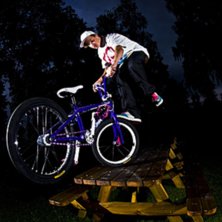 Footjam tailwhip p&aring; ett bord . Foto: Magnus Karlsson. &Aring;kare: Emil Jonsson.