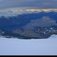 Mandag 4/4
Mandag morgon er det lettskyet v&aelig;r, le.