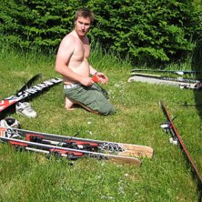 Bill klargj&oslash;r skiene til neste dag. Stryn er perf. Foto: Odd Roar Salamonsen. &Aring;kare: Bill Strand.