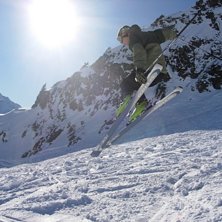 M&auml;ktigt kanthopp i offpisten, 2200 m&ouml;h i chamoni. Foto: Lars Skalman. &Aring;kare: Rasmus Westin.