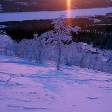 Kan det bli b&auml;ttre &auml;n offpist i solnedg&aring;ngen?. Foto: Sofie Nordlund.