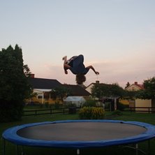 ja g&ouml;r back flip. Foto: Carina &Auml;lgmyr. &Aring;kare: Karl Kjellstrand.