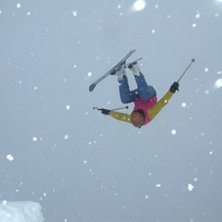 Bror s&auml;tter en fram&aring;tvolt i flatljus och b&auml;sta . Foto: Sanna. &Aring;kare: Andreas.