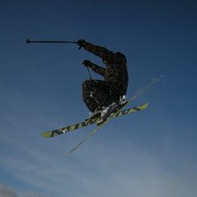 magnus hoppar lite i ravin. Foto: hemming nilsson. &Aring;kare: magnus svensson.