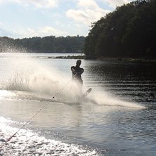 Finns det n&aring;got b&auml;ttre s&auml;tt att spendera midsom. Foto: Gustav &Aring;stedt. &Aring;kare: Christoffer Schack.