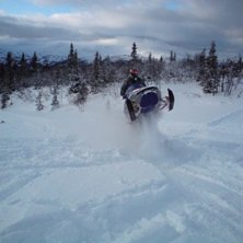 Polarisen skottar sig fram. Foto: Melker Pottinen. &Aring;kare: Henke Nord.
