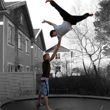 alex drar en handplant p&aring; mig typ... Foto: daniel sannell. &Aring;kare: martin agerstig,alexander hermansson.