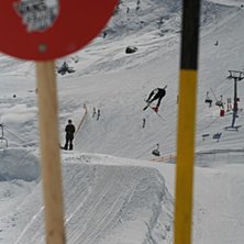p&aring;v&auml;g mot en mysig dubbel grab. Foto: Joakim Croy. &Aring;kare: Martin Svensk.