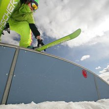 Regnb&aring;gsrail och gr&ouml;na kl&auml;der samt skidor.

f. Foto: Kola produktions. &Aring;kare: Julius Aspman.