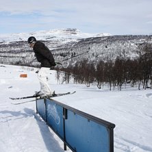R&auml;cket. Foto: Oliver Roosvall. &Aring;kare: Joel L&ouml;r&auml;ng.
