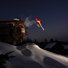 Jumping out of an old barn from the 1750!. Foto: Sindre Thoresen L&oslash;nnes. &Aring;kare: Bendik &Oslash;ye.
