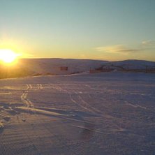 Solen stiger upp &ouml;ver Vemdalen. Foto: Pontus Norrlander.